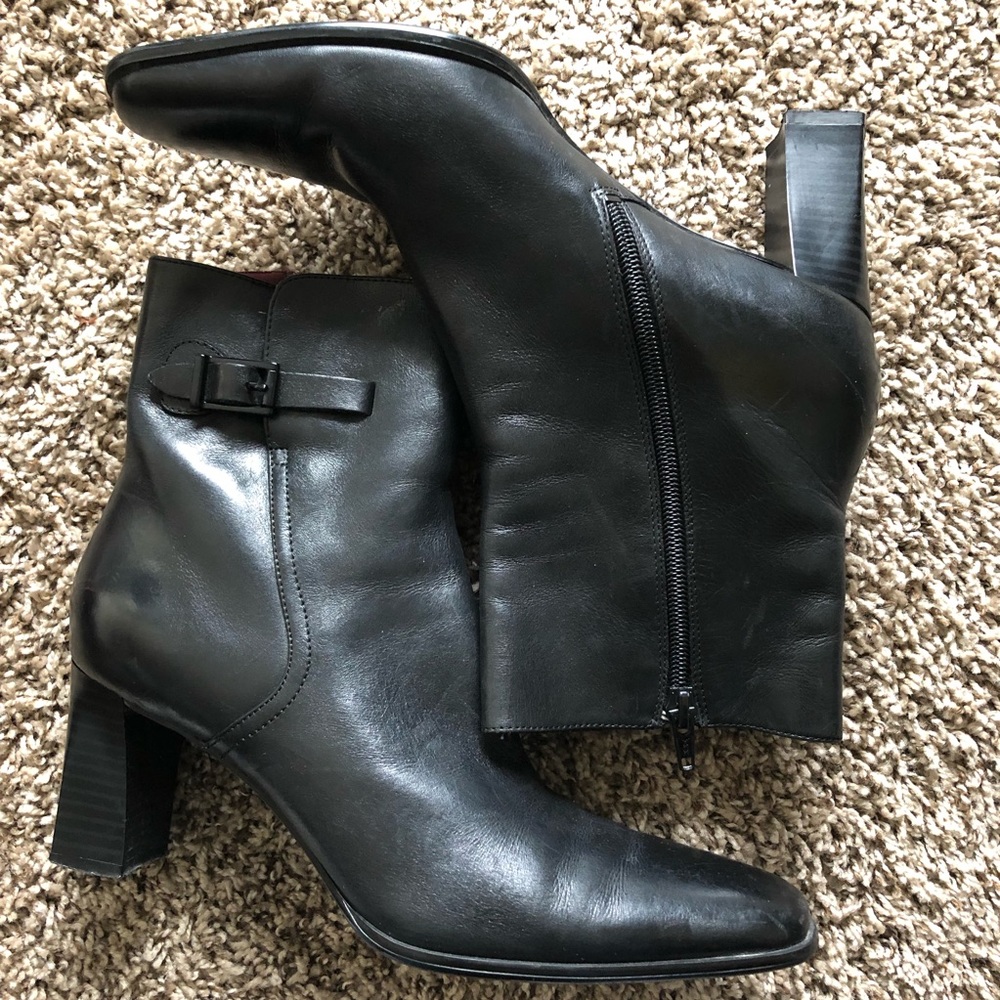 Naturalizer bootie black size 7N.